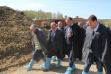 Изображение к новости 'Строительство дорог на селе – под общественный контроль'. Посещение депутатами племенного завода «Заварзинский» в рамках совместного заседания думской комиссии по вопросам агропромышленного комплекса и комитета по экономической политике облдумы