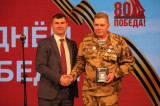 Изображение к новости 'Виктор Рулевский вручил награду думы ветерану боевых действий'. 